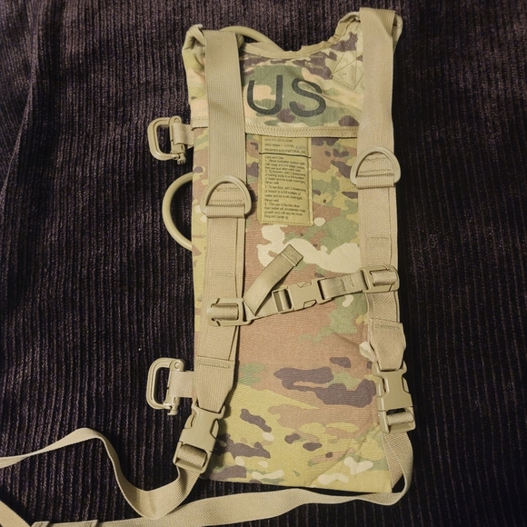 Authentic U.S. Army Molle II Hydration Carrier System - Picture 3 of 5